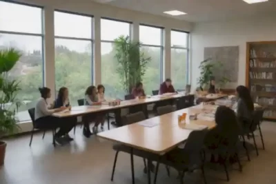 Grupo diverso de estudiantes y académicos en una biblioteca moderna