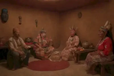 Grupo diverso de narradores en un museo de cuentos latinos