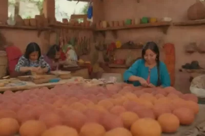 Escena colorida de artesanos latinoamericanos trabajando con barro