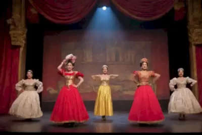 Escena teatral vibrante con actores en trajes tradicionales de América Latina