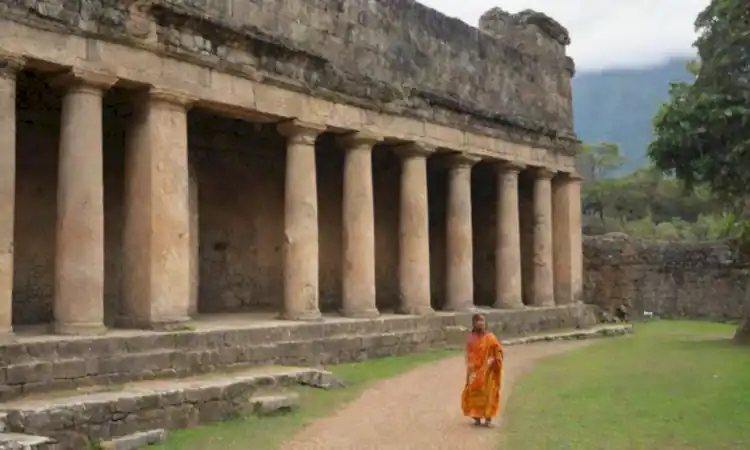 Turistas diversos exploran sitios patrimoniales en América Latina