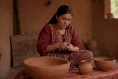 Técnicas artesanales de América Latina con textiles coloridos y artesanías en un paisaje vibrante