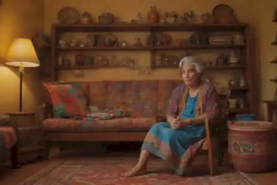 Mujer anciana cuenta historias a niños en una acogedora sala adornada con artesanías coloridas y textiles latinos