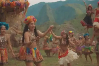 Collage vibrante de festivales latinoamericanos con trajes tradicionales