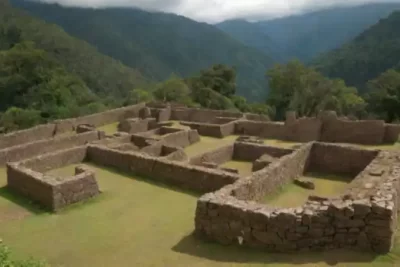 Ruinas antiguas incas y mayas rodeadas de selva y montañas