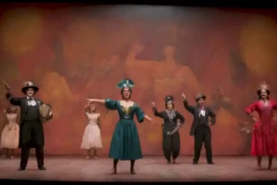 Escenario teatral vibrante con artistas latinoamericanos en trajes tradicionales y contemporáneos