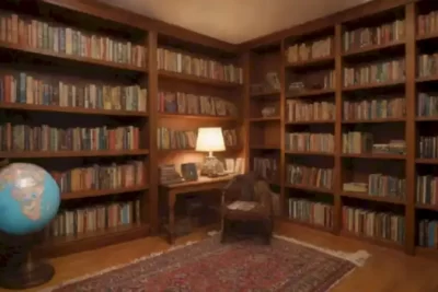 Biblioteca acogedora con revistas coloridas en lenguas indígenas