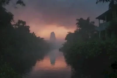 Ilustración mística de La Llorona llorando junto a un río