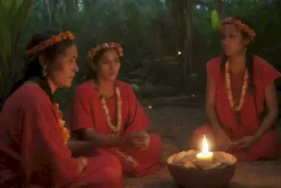 Ceremonia indígena tradicional en un entorno tropical