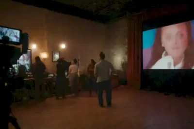 Un set de filmación vibrante con cineastas y actores latinoamericanos colaborando