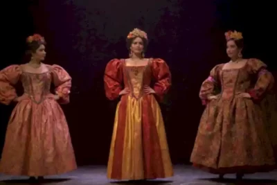 Escena teatral vibrante con actores en trajes tradicionales y contemporáneos