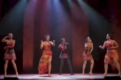 Escena vibrante de teatro latino con actores diversos en un escenario contemporáneo