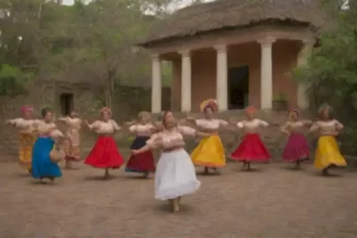 Tour guiado con bailarines en trajes tradicionales