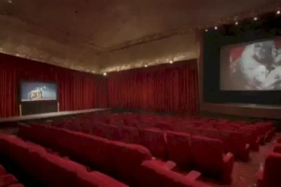 Carrete de película desenrollándose en un cine vibrante