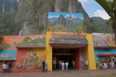 Fachada de cine vibrante con carteles de películas latinoamericanas