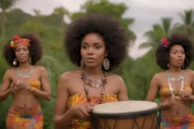 Representación folclórica afroamericana en América Latina con personas en trajes tradicionales