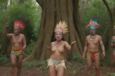 Grupo diverso de personas en un ritual danzante