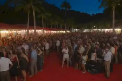 Festival de cine independiente en América Latina con cineastas discutiendo