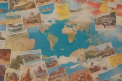 Collage vibrante de anuncios de viaje con destinos diversos y representaciones abstractas de idiomas