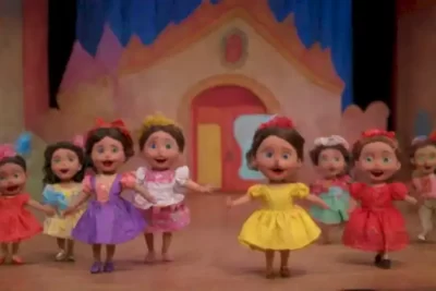 Representación colorida de un teatro infantil en América Latina