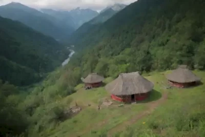 Aldea indígena vibrante rodeada de bosques y montañas