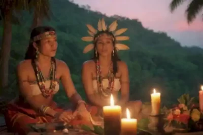 Escena vibrante de indígenas en ropa tradicional entre flora tropical