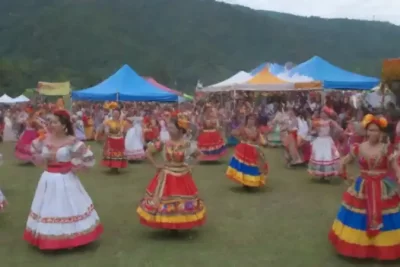 Festival folclórico en América Latina con danzarines en ropa tradicional