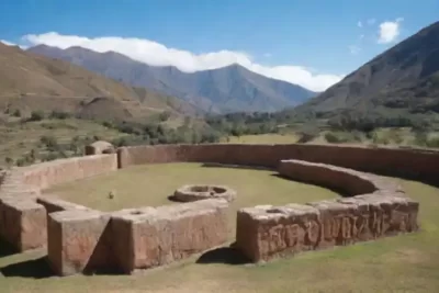 Sitio arqueológico de Chavín de Huantar con sacerdotes realizando rituales