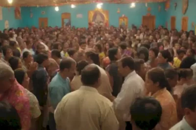Reunión vibrante en una colorida iglesia de América Latina