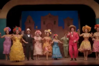 Escena de un colorido teatro latinoamericano con actores alegres