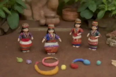 Artesanos en un mercado de un pueblo latinoamericano