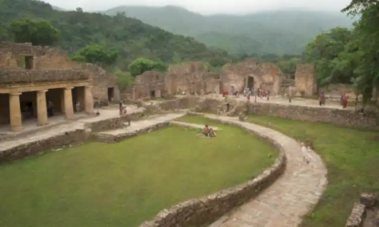 Vista escénica de turistas explorando antiguas ruinas y arquitectura vibrante