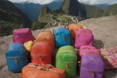 Escena de viaje vibrante con mochilas de turismo cultural y monumentos icónicos de América Latina