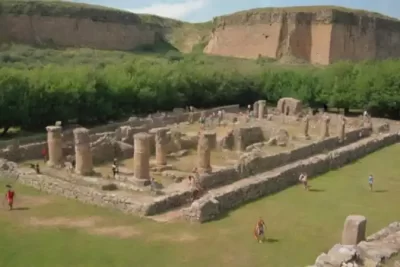 Sitio arqueológico famoso rodeado de turistas