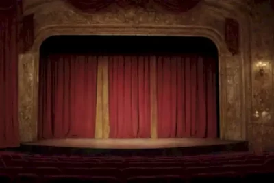 Portada de documentales sobre teatro con un carrete de película estilizado y escenas vibrantes de actuaciones icónicas en un fondo de escenario vintage