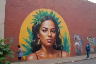 Murales vibrantes en una ciudad que reflejan la diversidad cultural de América Latina
